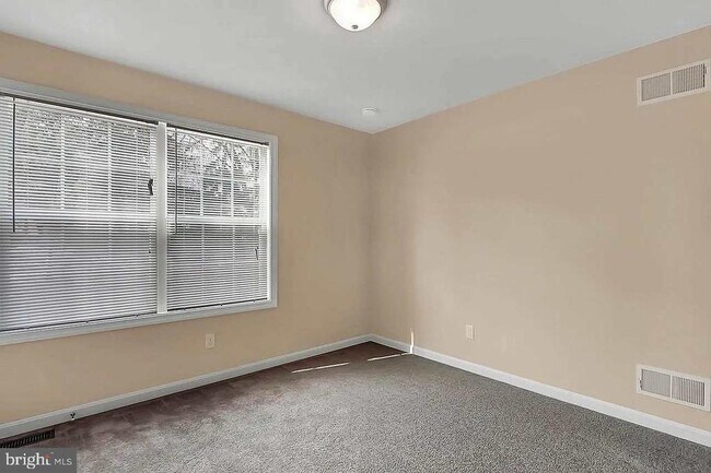 Building Photo - 180 Breezewood Dr