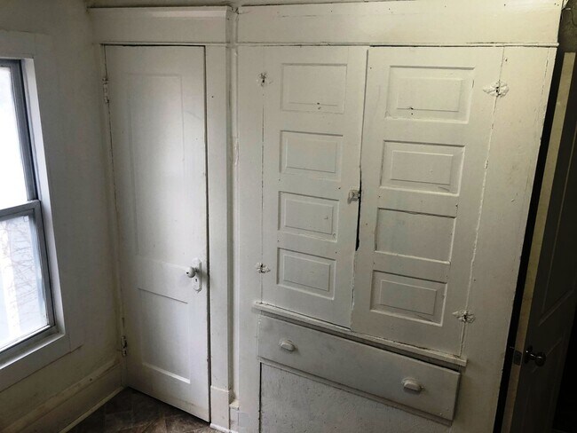 Building Photo - 507 - 1127-29 Victory Street