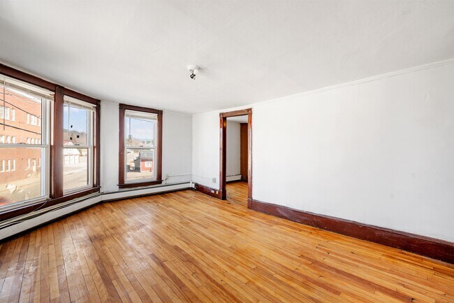 Building Photo - 4 Elm St