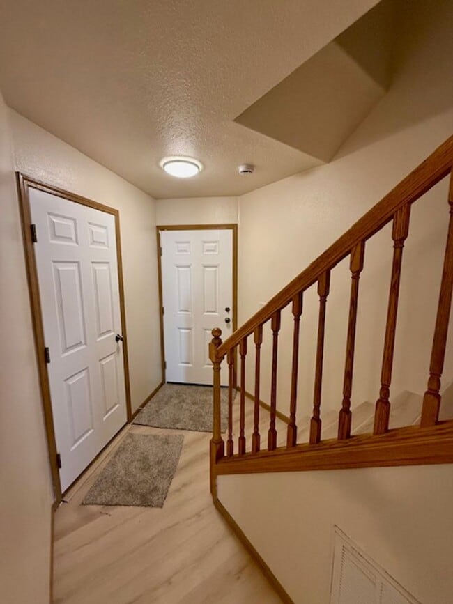 Building Photo - Charming 3 Bed, 1.5 Bath Unit in the Heart...