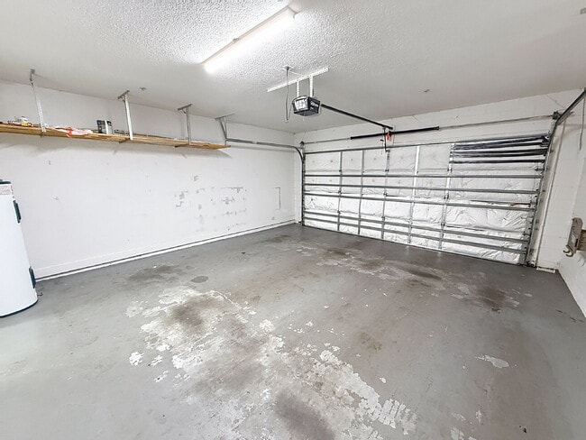 Building Photo - Beautiful 3 Beds and 2.5 Baths townhome with 2 car garage in Stonebridge Commons!