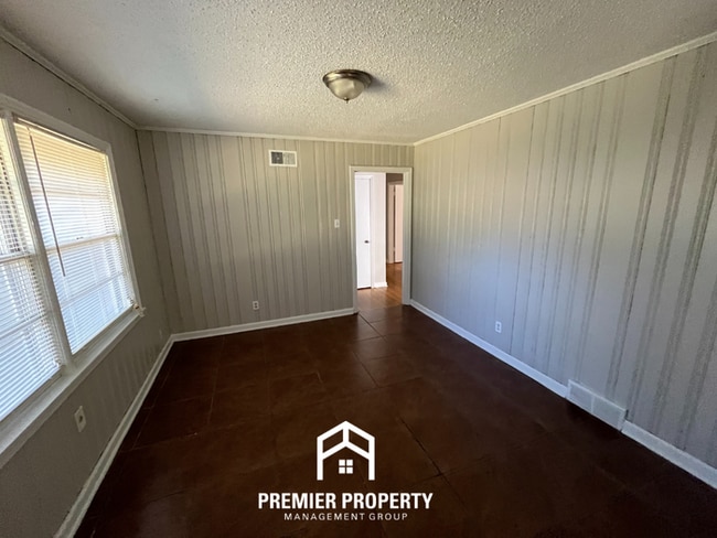 Building Photo - 1508 E.Raines Rd