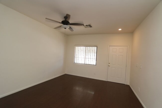 Building Photo - Cozy 3 bedrooms