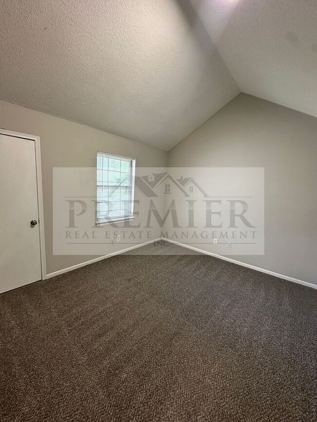 Building Photo - 3562 NE Independence Ave