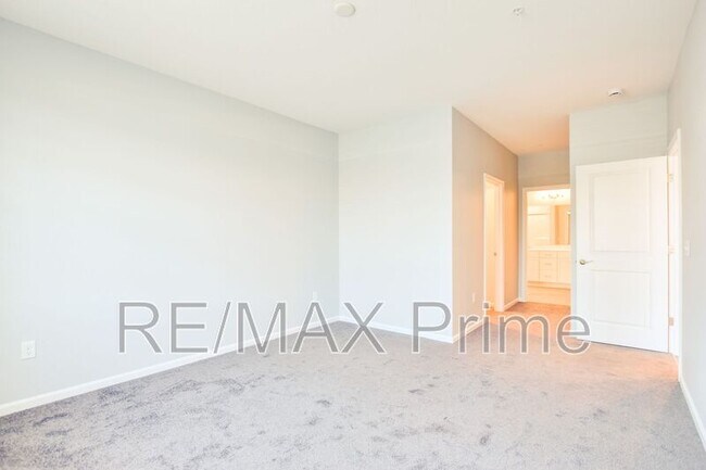 Building Photo - 1720 Vankar Dr