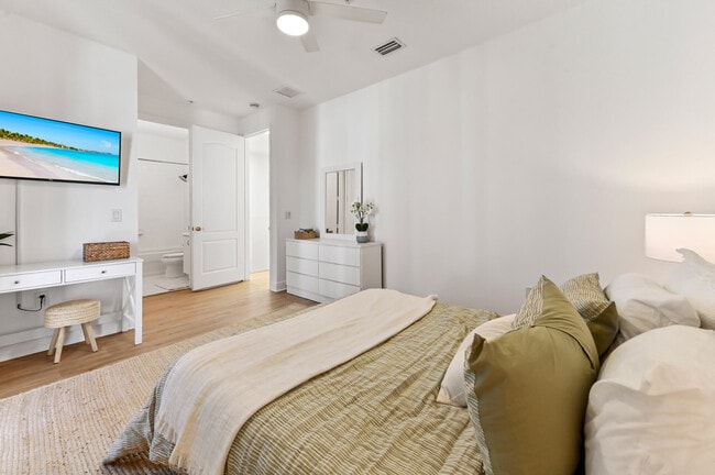 Building Photo - 642 NW 38th Cir