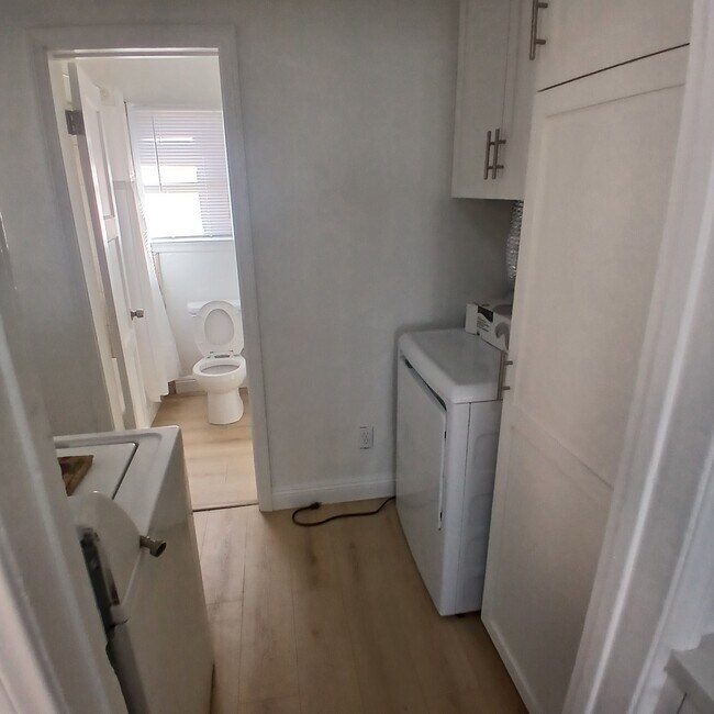 Building Photo - 434 S Del Mar Ave