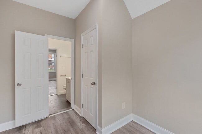 Building Photo - Newly Renovated 4-Bedroom Townhome for Rent