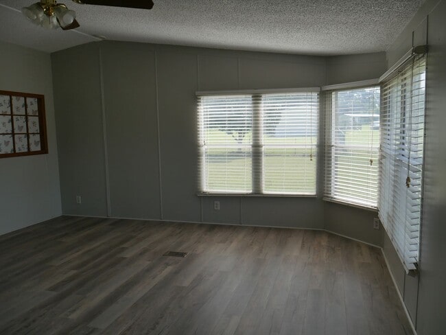 Building Photo - Adorable mobile home in Quitman
