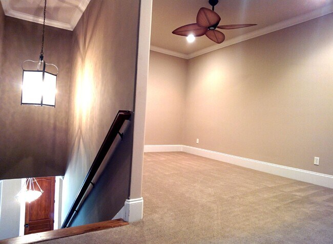 Building Photo - 4 Bedroom Luxury Townhome - Great Location