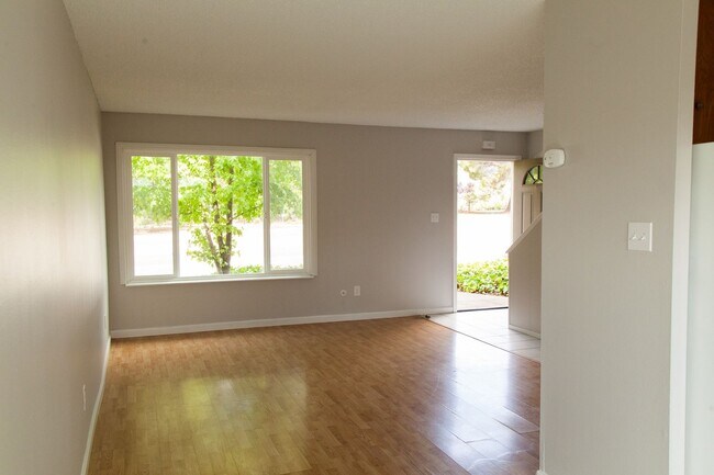 Building Photo - 1133 Laurel Ln