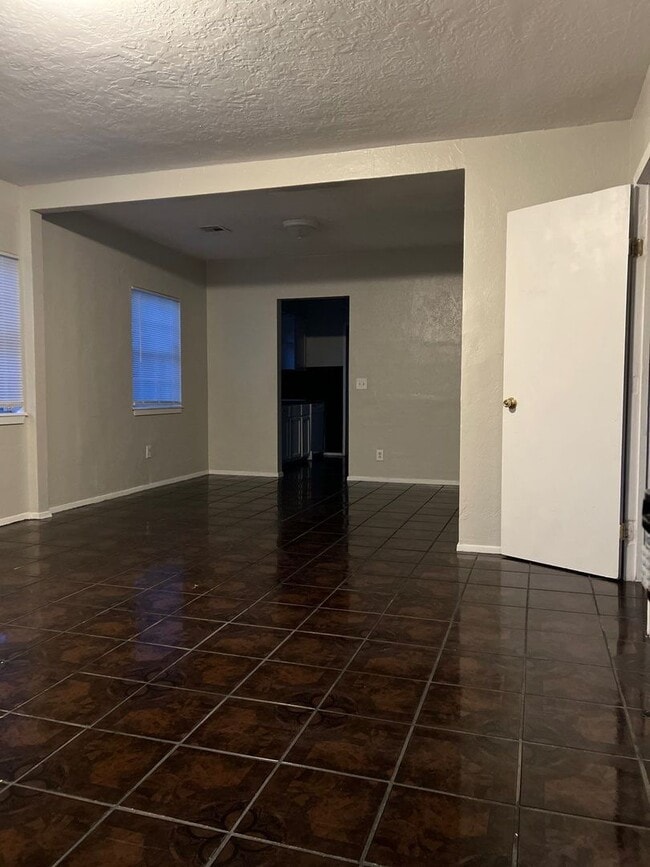 Building Photo - Great 3 Bedroom 1 Bathroom Home Near the Fairgrounds!