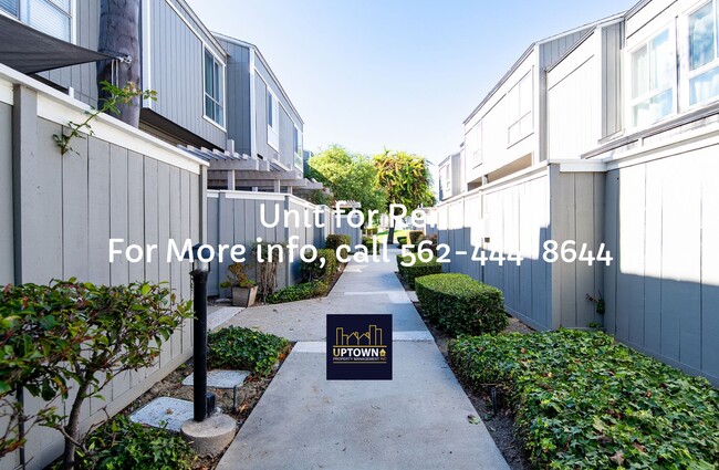 Building Photo - Townhome - 3 Bedrooms-2 Baths - Santa Ana