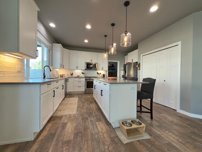 Building Photo - 1816 S Ridgetop Dr
