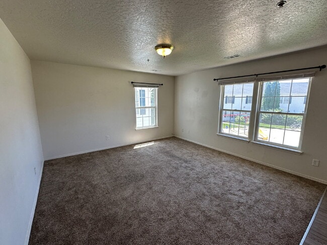 Building Photo - Upper Level 2 Bed 1 Bath Apartment
