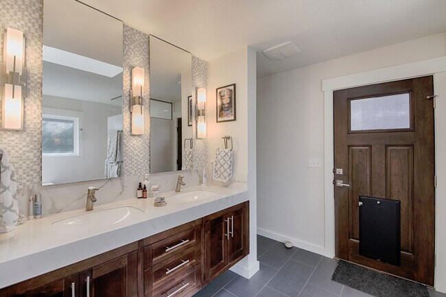 Building Photo - Boise, Beautiful home in the Foothills with lots of privacy