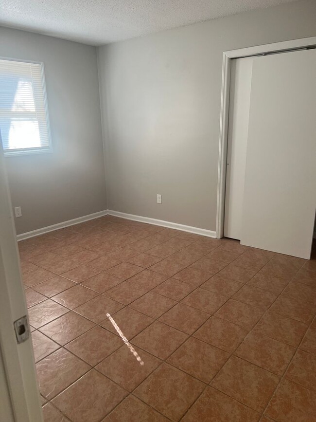 Building Photo - 2 Bedroom/ 1 Bathroom $1150.00