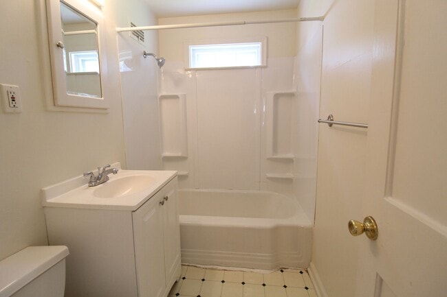 Building Photo - December FREE On This Non-Updated 1 Bedroom 1 Bath Duplex in Olathe