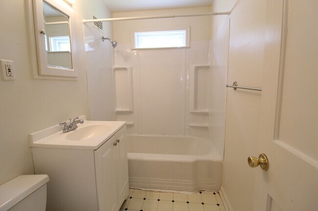 Building Photo - May FREE On This 1 Bedroom 1 Bath Duplex in Olathe