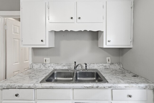 Building Photo - 14 Hacker St