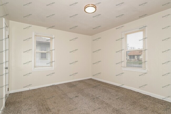 Building Photo - 9528 Ridge Ave