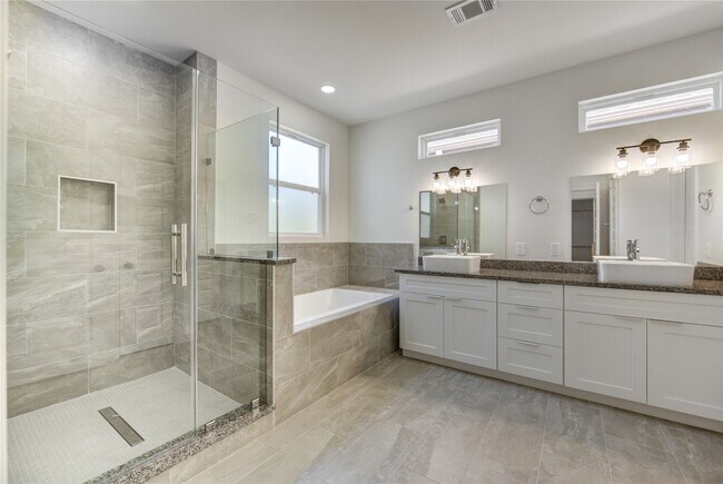 Building Photo - 2915 El Fenice Ln