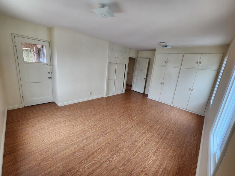 Building Photo - 5264 Cahuenga Blvd