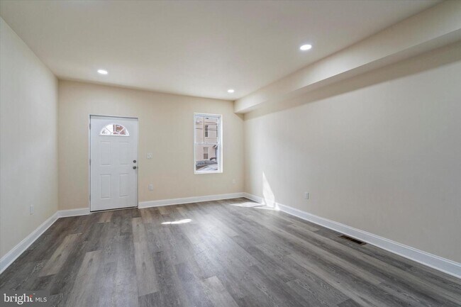 Building Photo - 451 King St