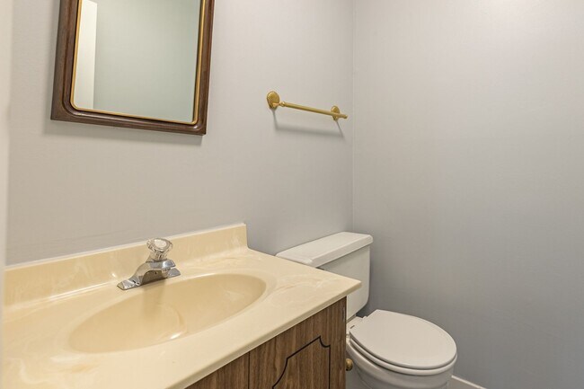 Building Photo - Beautiful 2-bedroom, 1.5-bath