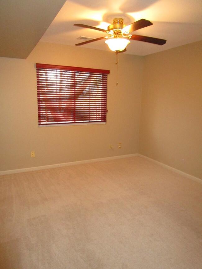 Building Photo - Terrace Level 1BR/1BA Updated Condo in Dor...