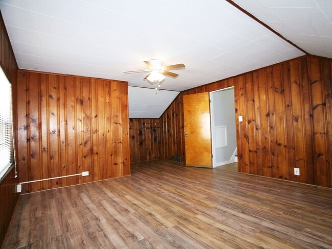 Building Photo - 4 Bedroom - 1.5 Bath Colonial available fo...