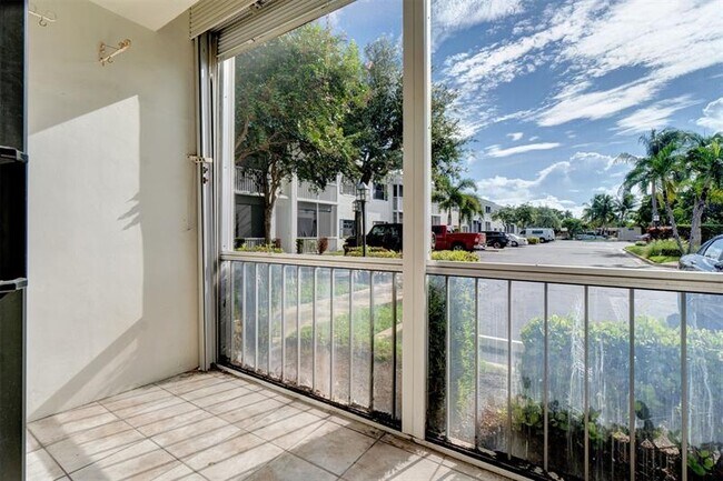 Building Photo - 140 Cypress Club Dr