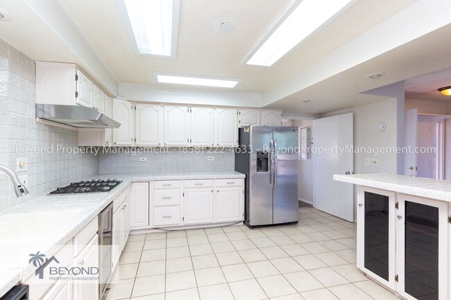 Building Photo - LUXURY IN LAKESIDE , STUNNING 4 BED 3 BATH...