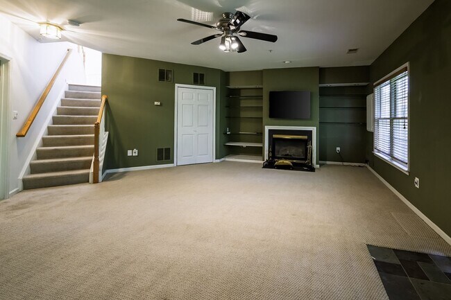Building Photo - Tower Oaks First-Time Townhome in Rockville is Move-in Ready!
