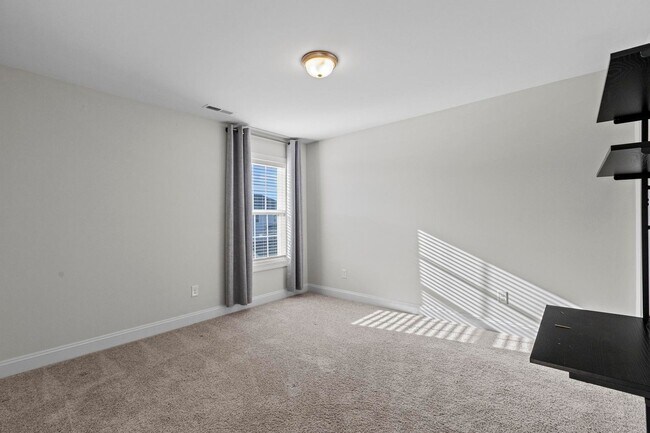 Building Photo - Large 4 bedroom in The Shores and Windpointe!