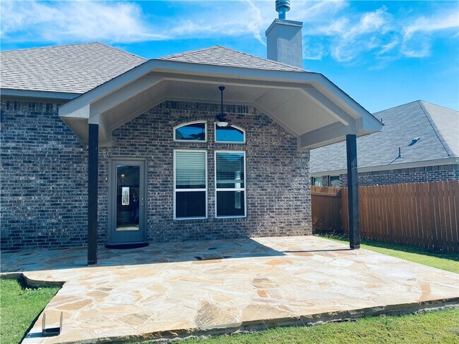 Building Photo - 1009 Sundrops St