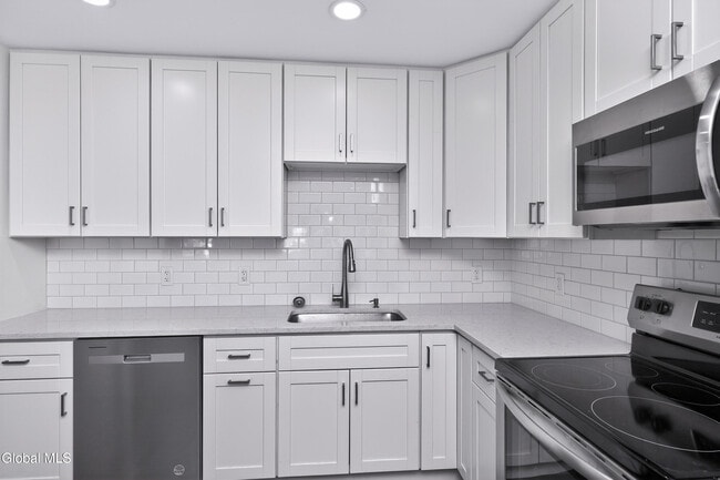 Building Photo - 6 Arrow St