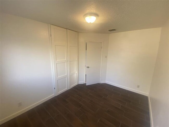 Building Photo - Spacious 3/2 duplex with a garage