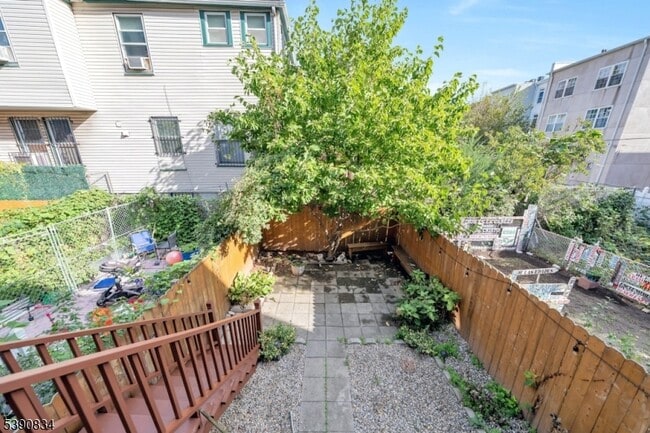 Building Photo - 13 2nd Ave