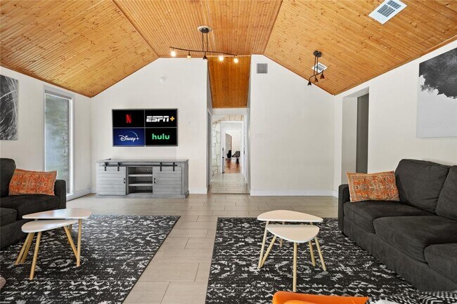 Building Photo - 2106 Kenwood Ave