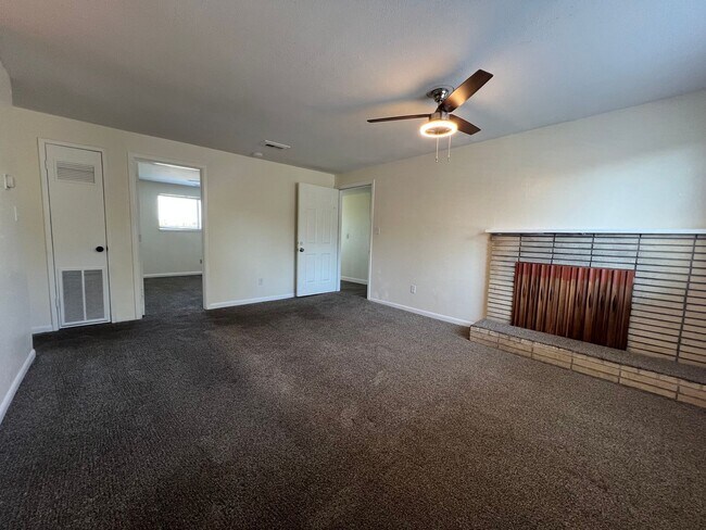 Building Photo - Three bed/Two Bath Upstairs Apartment | Available Now
