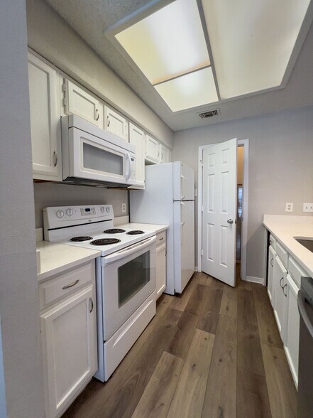 Building Photo - 915 W 23rd St