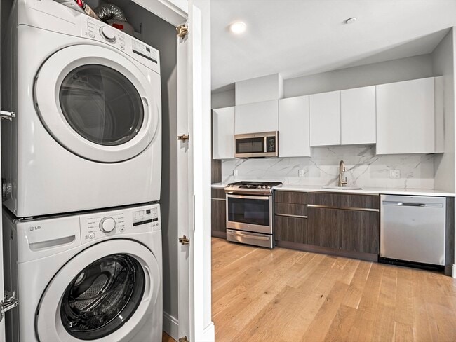 Building Photo - 9 Central St