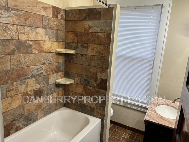 Building Photo - 102 Melrose Ave