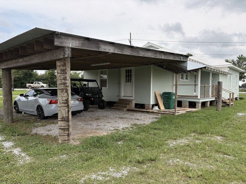 Building Photo - 9062 LA-1