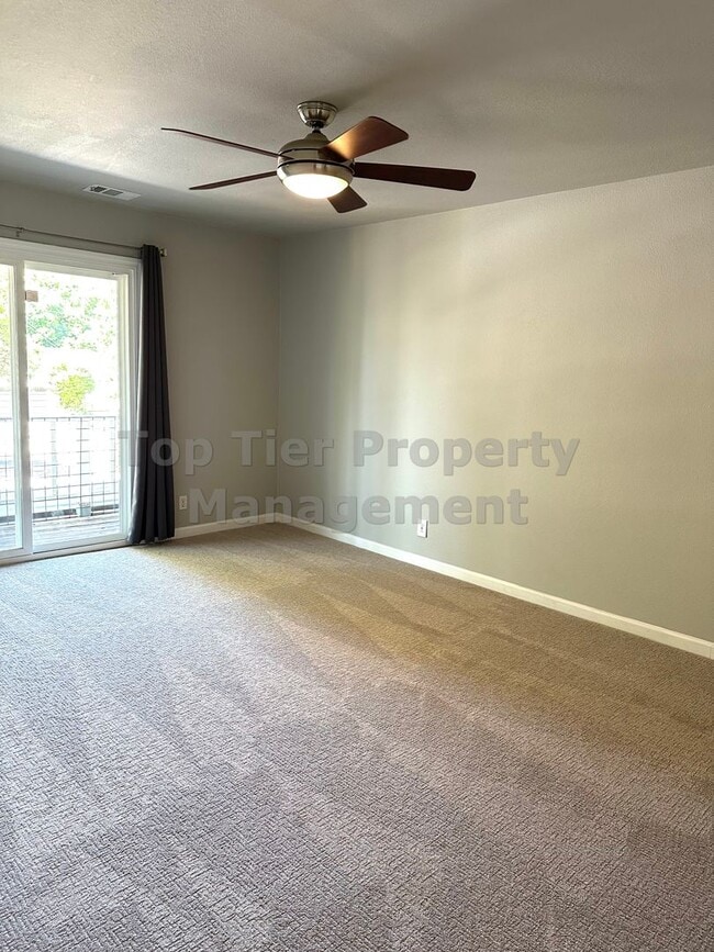 Building Photo - Beautiful and spacious 4 Bed/ 2.5 Bath/ 2,...