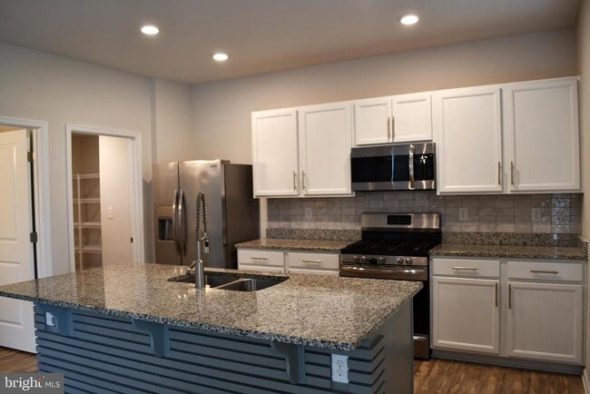 Building Photo - 109 N Marshview Terrace