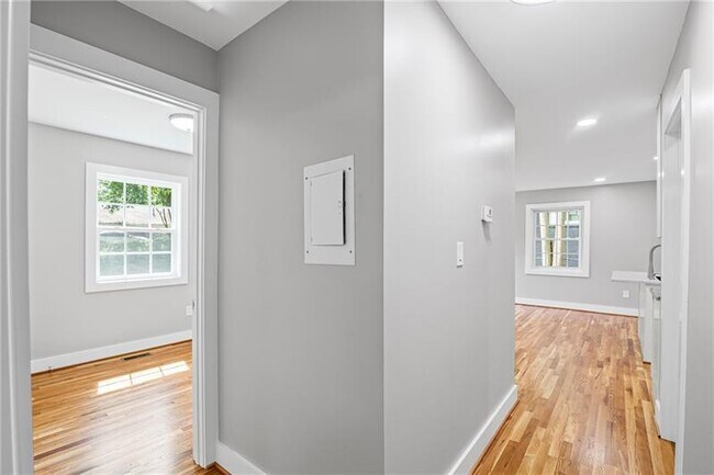 Building Photo - 2889 Macon Dr SE