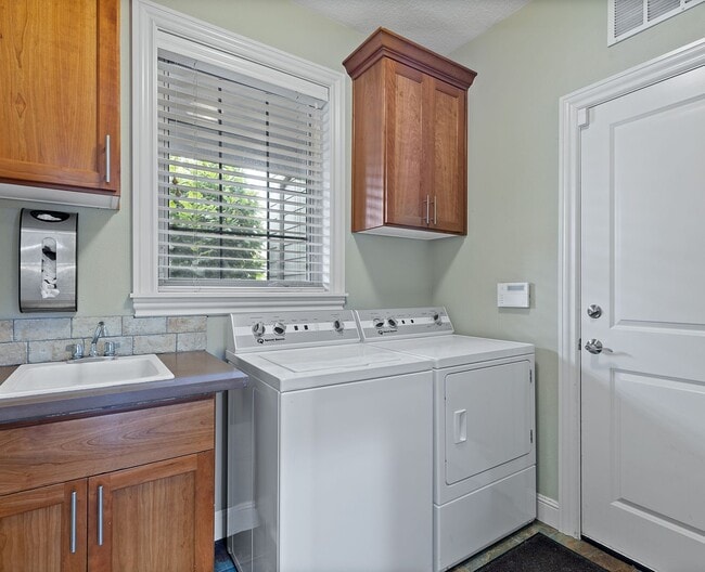 Building Photo - Desirable Oregon City / Luxury Home, High End Amenities, Central Air, Central Vac, Tank-less Hot ...