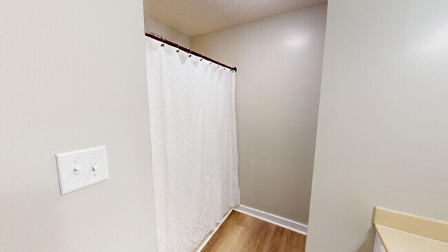 Building Photo - Updated 3/2 with Granite Counters and Stai...